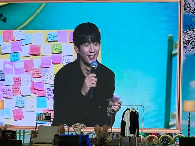 丁海寅讀便利貼，完成粉絲心願。讀者提供