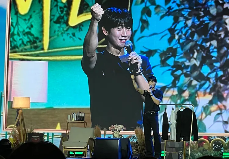 丁海寅跟全場粉絲玩起猜拳。讀者提供