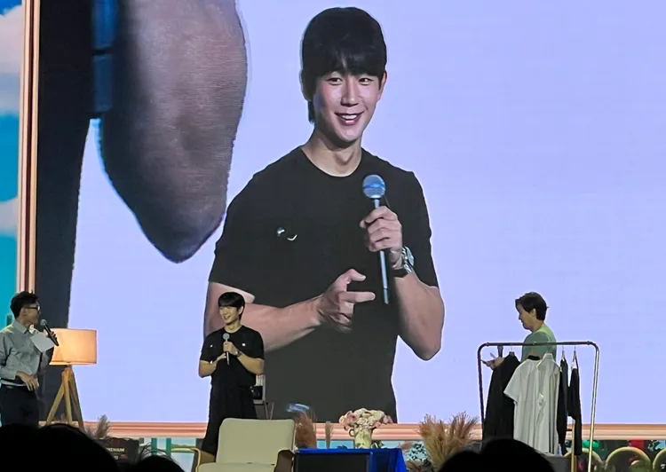 丁海寅脫掉外套後，露出結實的前腕肌，全場尖叫聲掀頂。讀者提供