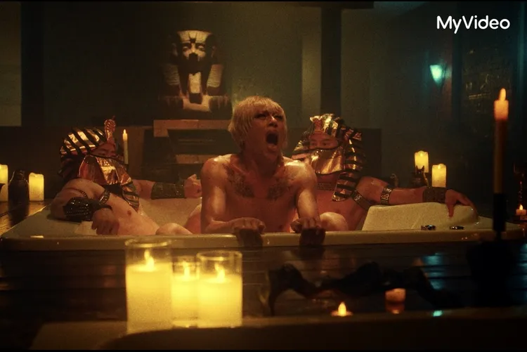 莊凱勛（中）飾演MAMA，分享有到埃及與法老們3P的奇葩經驗。台灣大哥大MyVideo提供