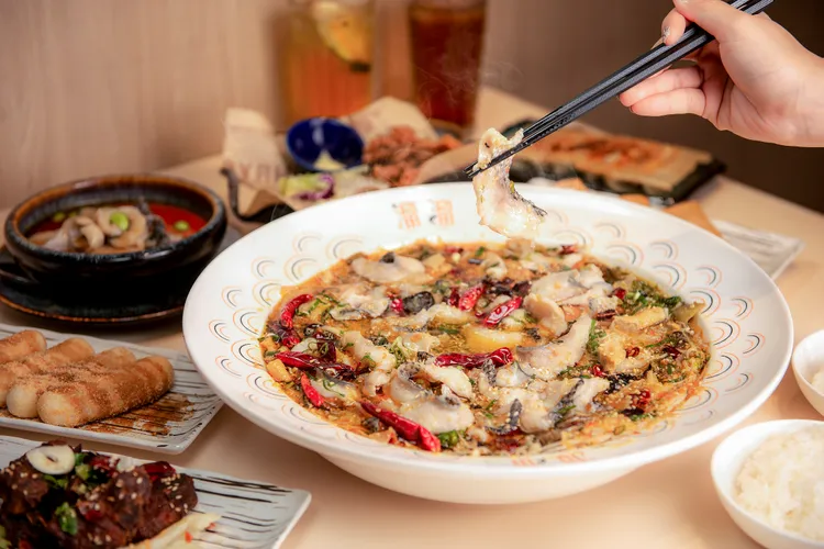 來美食APP雙11祭出限時限量優惠，溜溜酸菜魚專賣店魚豬牛11元加價購。業者提供