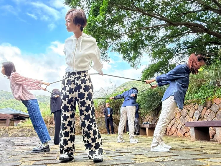 北投晶泉丰旅 「秘探硫磺谷 遇見更健康的你」於大自然中舒壓伸展。業者提供