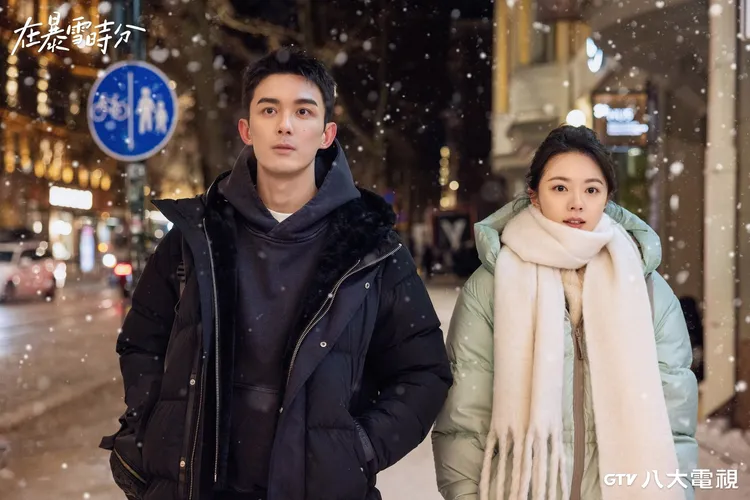吳磊（左）劇中的角色對趙今麥一見鍾情。八大提供