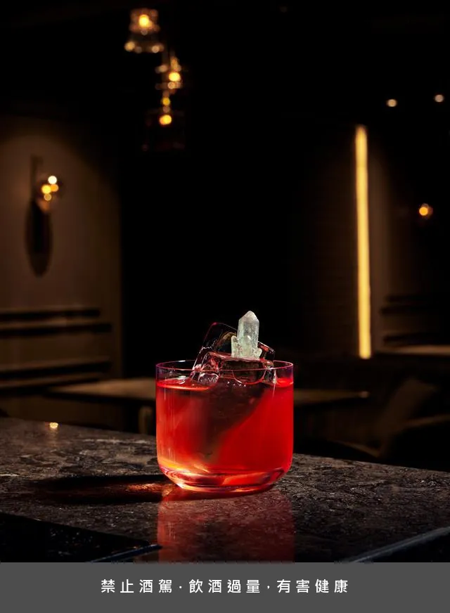 Mei 以橫濱8號琴酒、銀針白茶、紫蘇、草莓、野薑花作為調酒元素，象徵心靈的平靜與療癒。業者提供