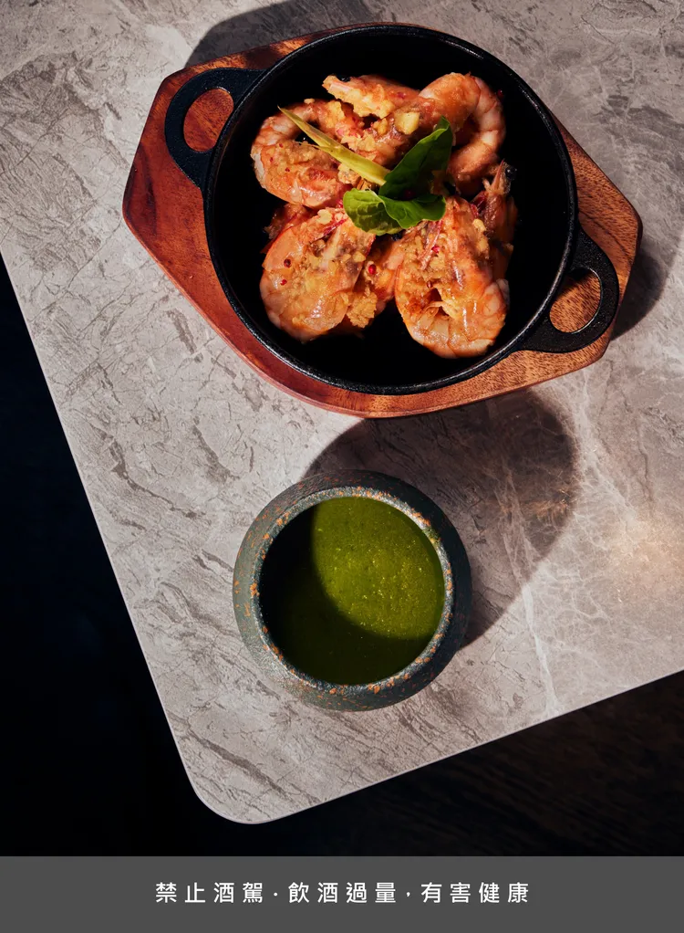 蒜味香茅清酒煨白蝦佐泰式青辣椒醬。業者提供