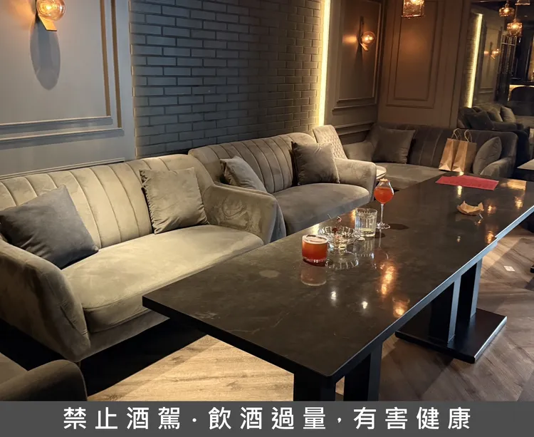 Cog & J 餐酒館吧檯沙發區。陳揚盛攝