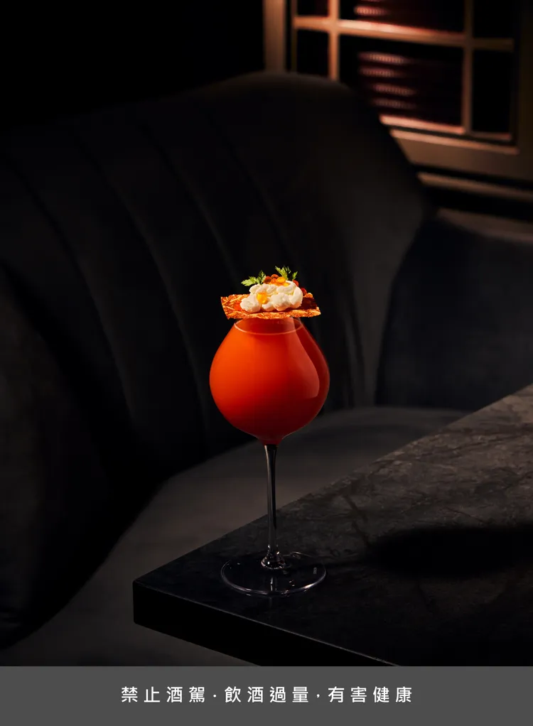 乾派與濕派 Drys And Wet以蒙地蘇瑪龍舌蘭、多林草本香甜酒、瑟勒特開胃酒、南非國寶茶、甜椒作為調酒元素，象徵禁酒令下瑪莉鮮明的人物特色。業者提供