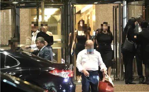 王必胜宴请陈时中饭局照曝光「爆乳美女站一排」 王鸿薇呛问:谈什么