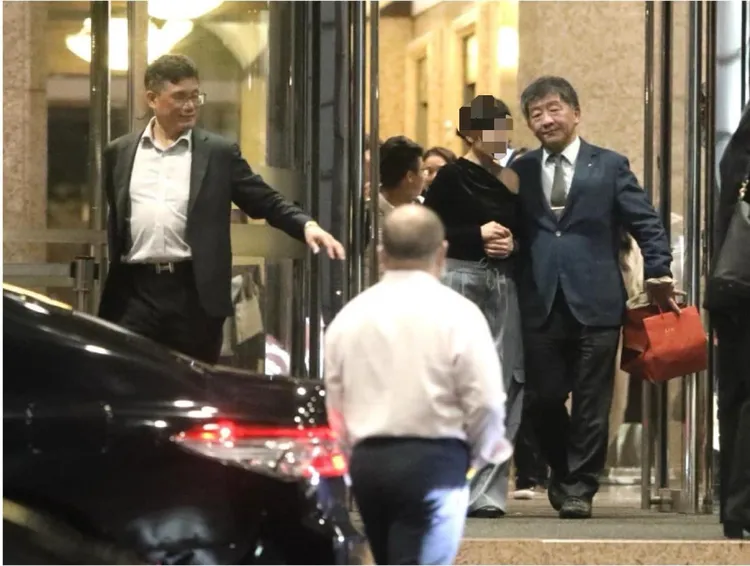 陳時中餐敘後走出來搭車。翻攝自王鴻薇臉書