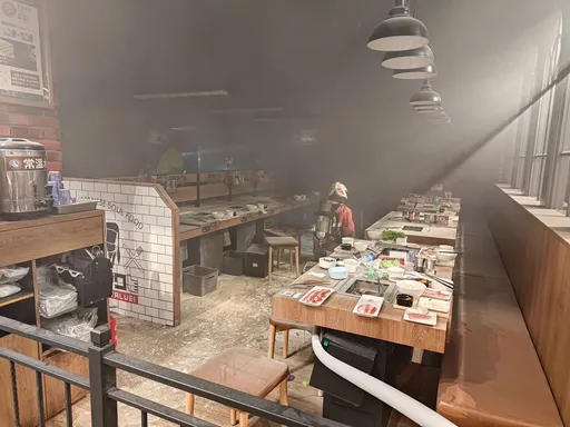 新竹巨城4樓燒肉店冒白煙 鐵板炊事不慎幸無傷亡