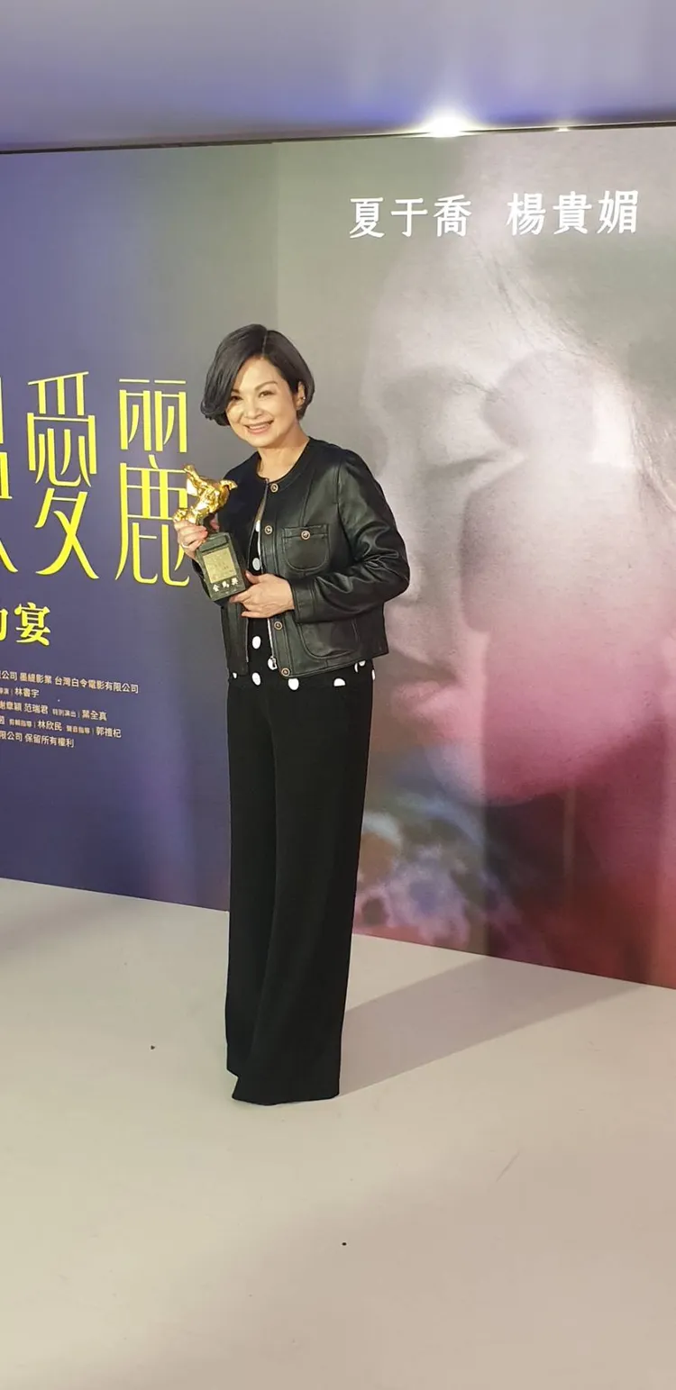 楊貴媚秀金馬獎最佳女配角獎座。張瑞振攝