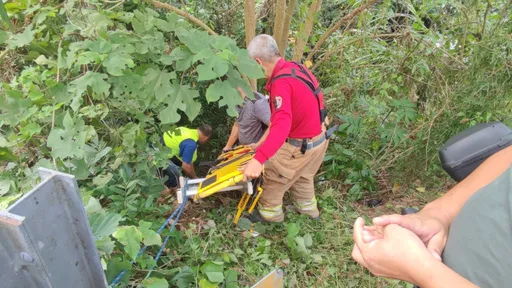 詭失控...台南父騎機車載1對兒女摔落邊坡 幸皆輕傷