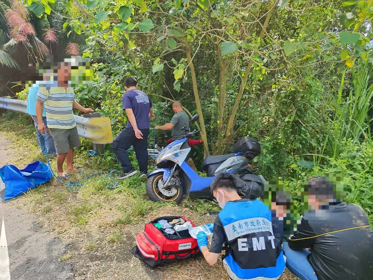 機車跌落邊坡，3人輕傷送醫。翻攝畫面