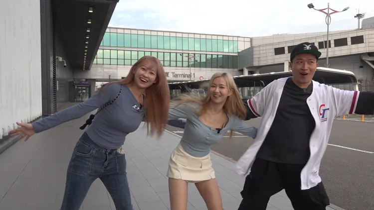 Jessy（左起）、秀秀子、張立東等桃園機場開心起舞。好看娛樂提供