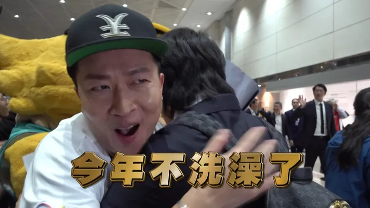 張立東（左）熱情擁抱陳傑憲。好看娛樂提供