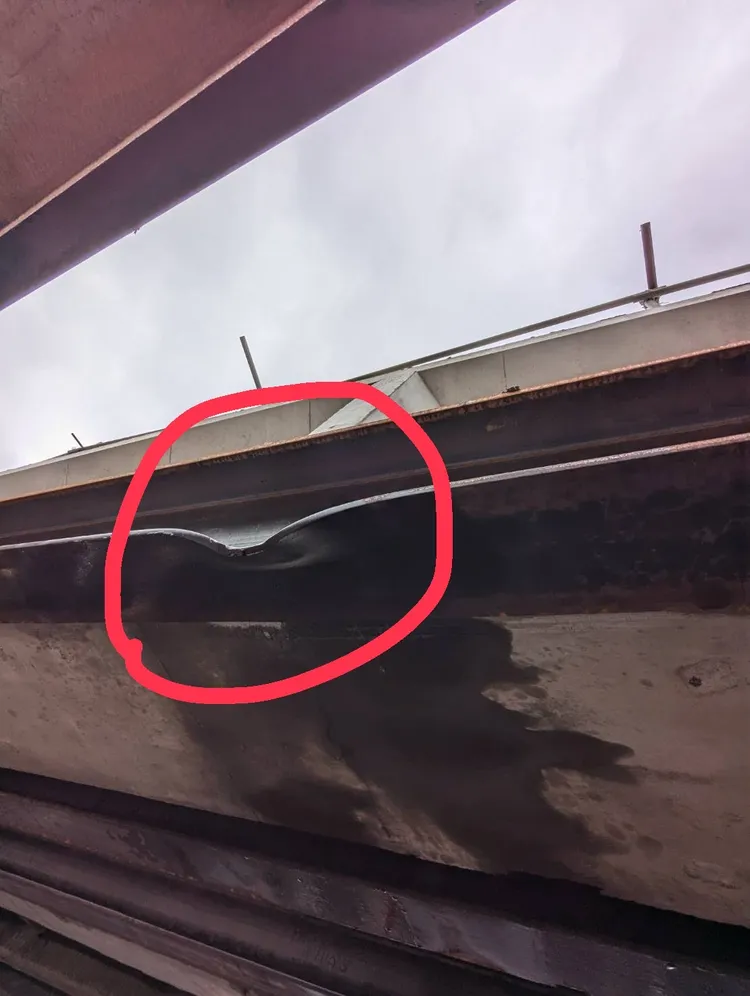 福和橋主梁預力梁正在進行更換工程，現場施作的臨時H型鋼施工架保護預力梁，昨晚被撞後變形，不影響主梁安全，年底可以如期完成通車。工務局提供