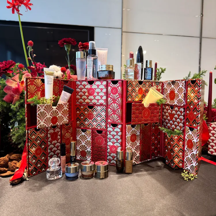 雅詩蘭黛魔幻奇蹟倒數日曆， 9999元。張家玲攝