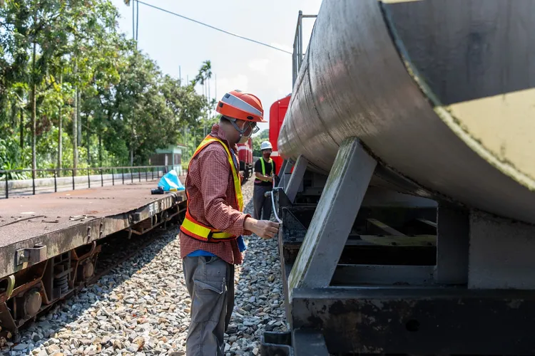 調研團隊現勘運材車改造之油罐車。林鐵處提供