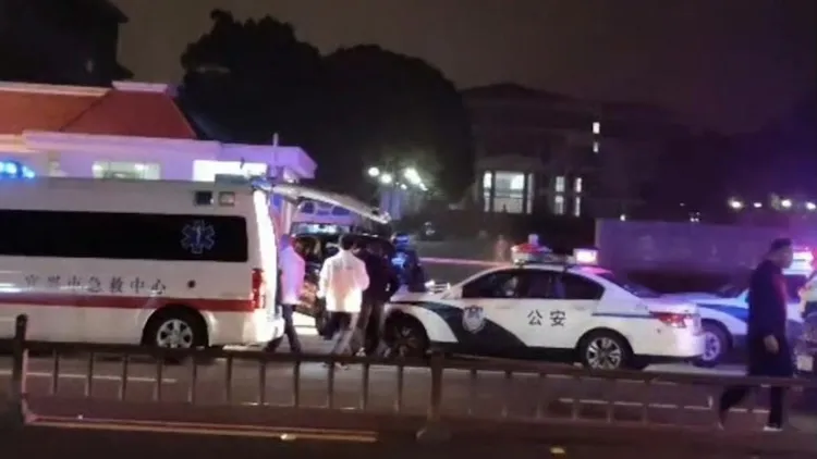 大批警車與救護車趕到校園。翻攝微博/江蘇宜興無錫工藝技校