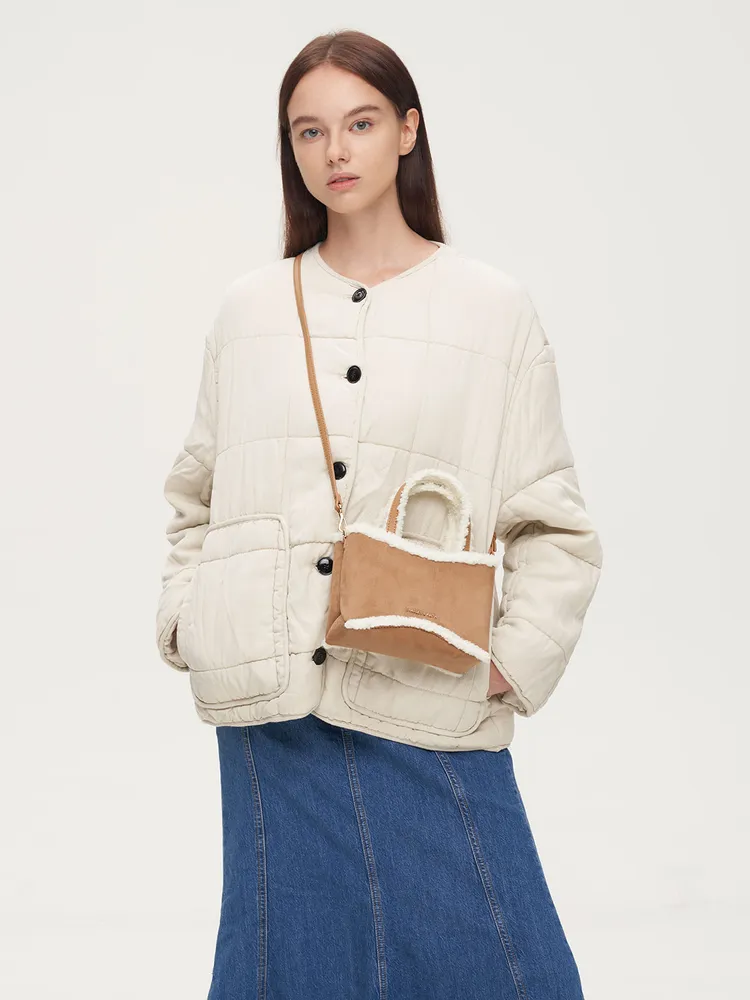 包款以羊羔毛般的白色滾邊在外圍勾勒出立體輪廓。品牌提供