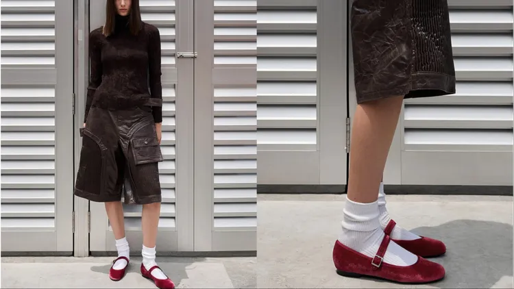 絨面瑪莉珍鞋在天鵝絨布低調的光澤中注入華麗櫻桃紅色。品牌提供