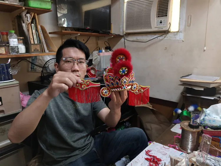 兒子傳承父親蘇志榮偶帽手藝。翻攝畫面