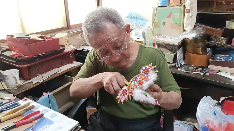 蘇志榮平日在工作室專心打造客戶訂製偶盔。翻攝畫面