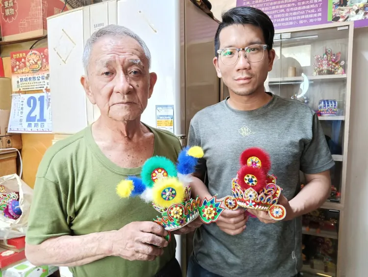 兒子傳承父親蘇志榮偶帽手藝。翻攝畫面