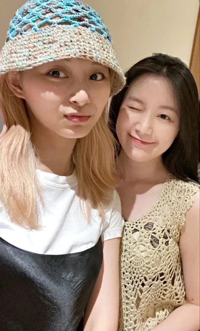 周子瑜與葉舒華同在韓團發展，建立好交情。翻攝X