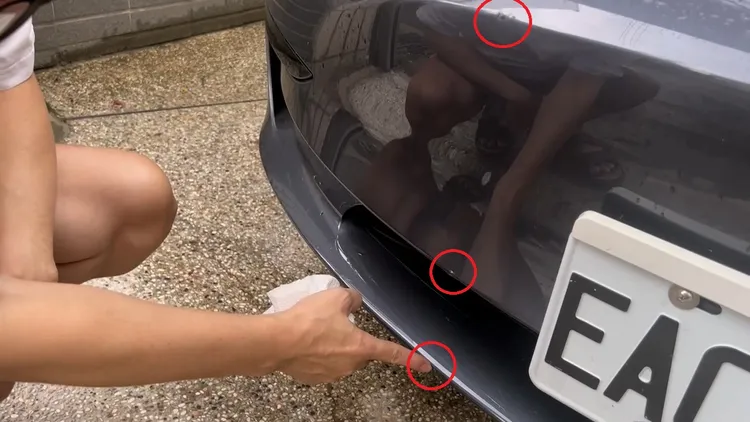 特斯拉自動停車時撞上前方樑柱斜角，車頭保桿出現3個撞痕。鮮明攝