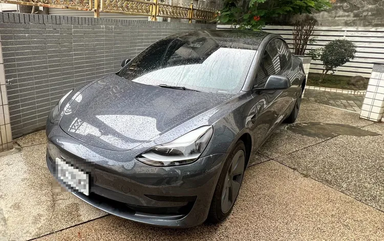林先生前年底以165萬購買這輛特斯拉Model 3，又多花11萬購買自動停車軟體，沒想到四月更新後使用自停功能竟A到前保桿。鮮明攝