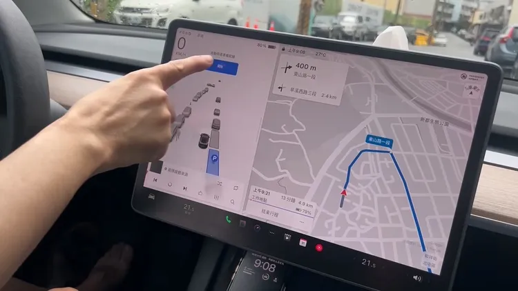 特斯拉的純視覺自動停車功能，只要偵測到停車格，按下「開始」鍵就會完成自動停車。鮮明攝