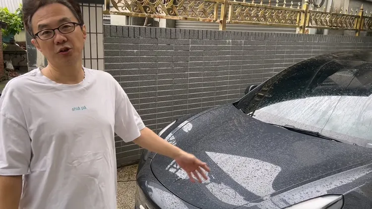 林先生說，既然特斯拉拒賠，他決定保留這3個撞痕做為自動停車失靈的「活廣告」。鮮明攝