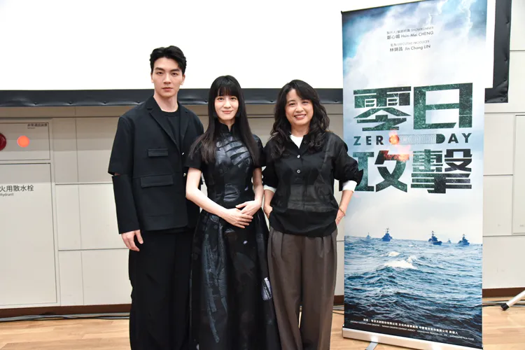 《零日攻擊》演員張洛偍（左起）、連俞涵用日語向媒體打招呼引起熱議，右一為製作人鄭心媚。零日文創提供