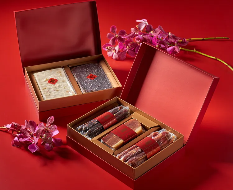 珍珠坊的「花開富貴臘味禮盒」及「步步高升吉祥禮盒」是每年熱賣的年節伴手禮。業者提供