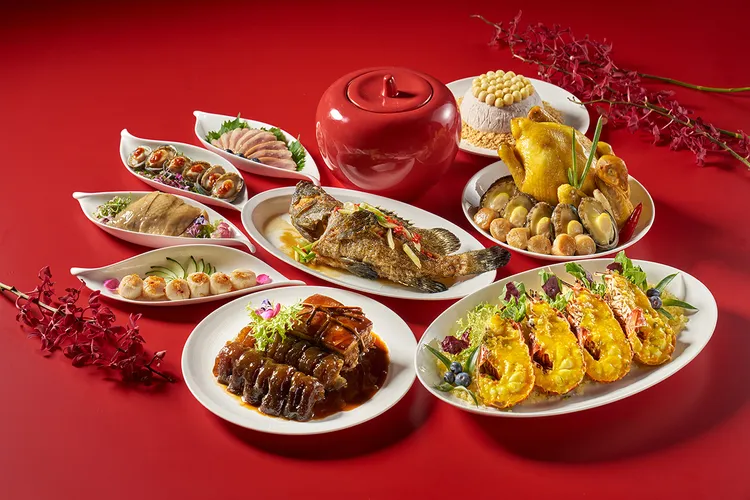江南春推出售價8888元的「賜福套餐」，滿滿山珍海味充滿年節豐盛氛圍。業者提供