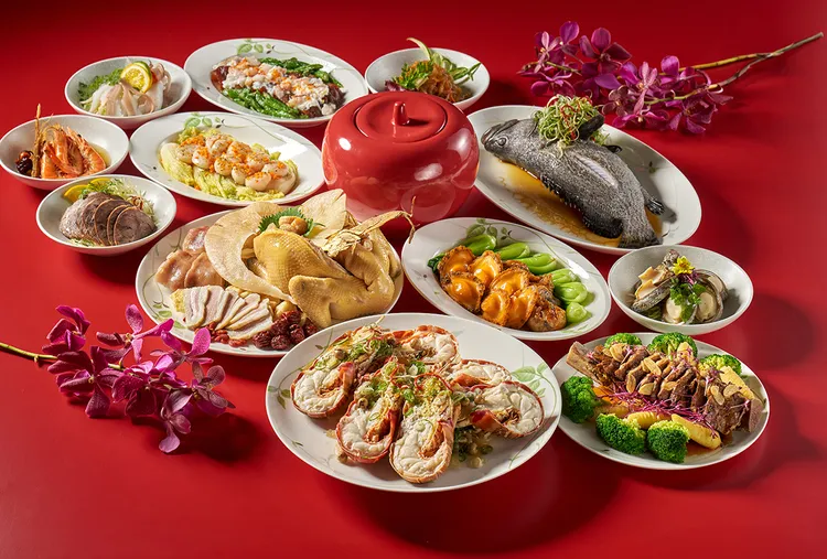 珍珠坊「高陞套餐」內含福祿壽五福大拼盤、蒜香樹子蒸龍蝦和御品珍膳雞燉翅等菜餚，售價1萬5888元。業者提供