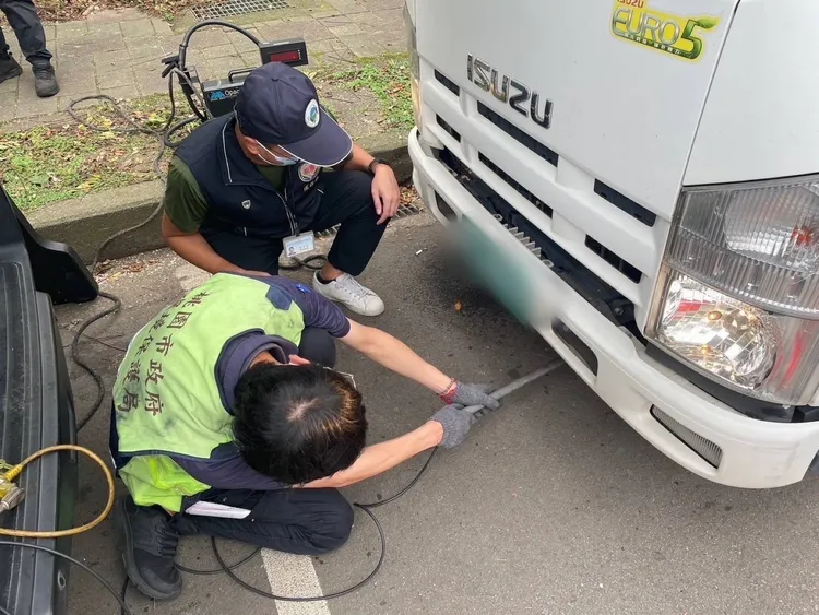 路邊車輛攔檢。環保局提供
