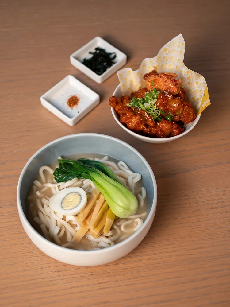 主打雙重風味一次滿足的「韓式炸雞豚骨烏龍麵」（460元+10%），是La Salle森酒吧推出的麵點新品。業者提供