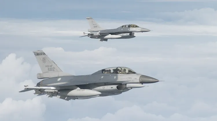 F-16戰機伴飛。國防部提供
