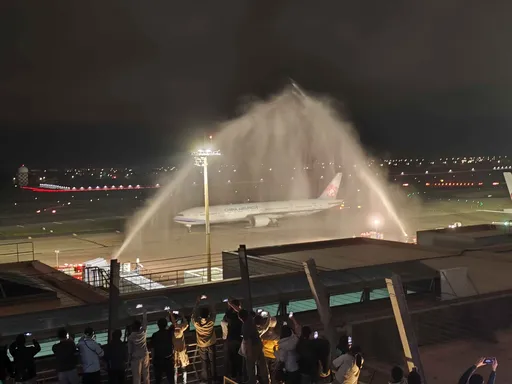 台灣英雄抵台！F-16伴飛　水門禮最高規格迎接畫面曝光