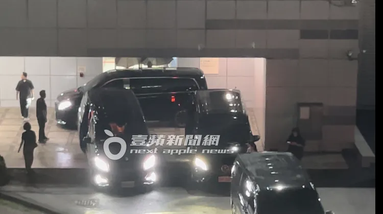 Lisa今晚抵達小港機場，3台保母車排成ㄇ字型外，還有2名保鑣撐黑傘遮擋拍攝。陳薇安攝