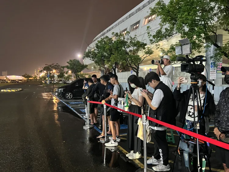 現場約有數十名粉絲接機，後來下起雨，有粉絲淋成落湯雞。陳薇安攝