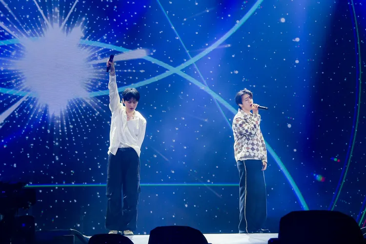 東海（右）善盡7-ELEVEN代言人職責宣傳，銀赫搞笑喊話其他超商。藝尚提供