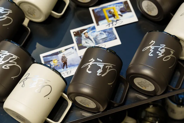 於12月1日晚上10點前消費滿額，可獲得詹懷雲簽名露營杯乙個（限量25名，送完為止）。品牌提供