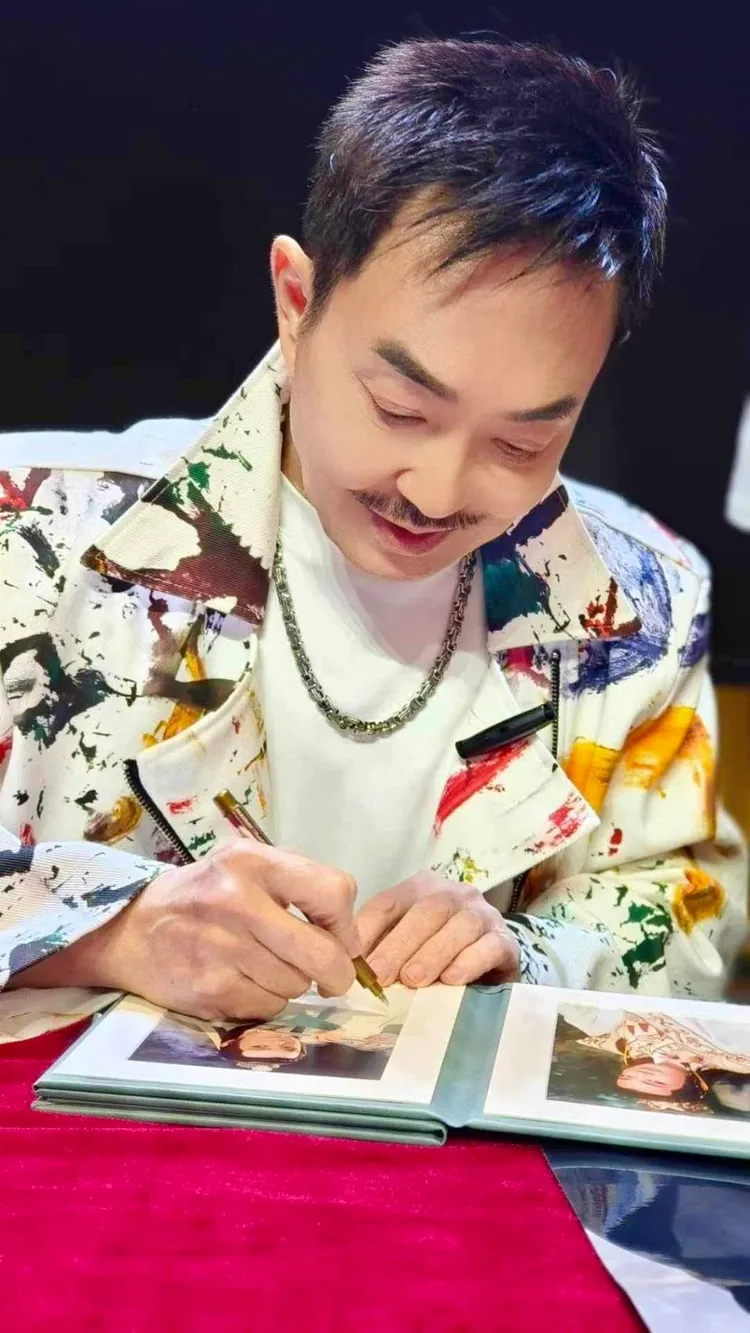 光是簽名合照就耗費了2小時。經紀人提供