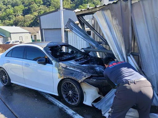 苗栗賓士車自撞民宅火燒車 36歲女駕駛急逃命