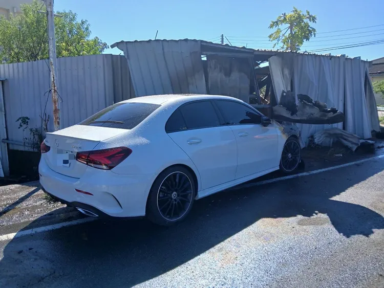 賓士車不明原因自撞民宅後起火。民眾提供