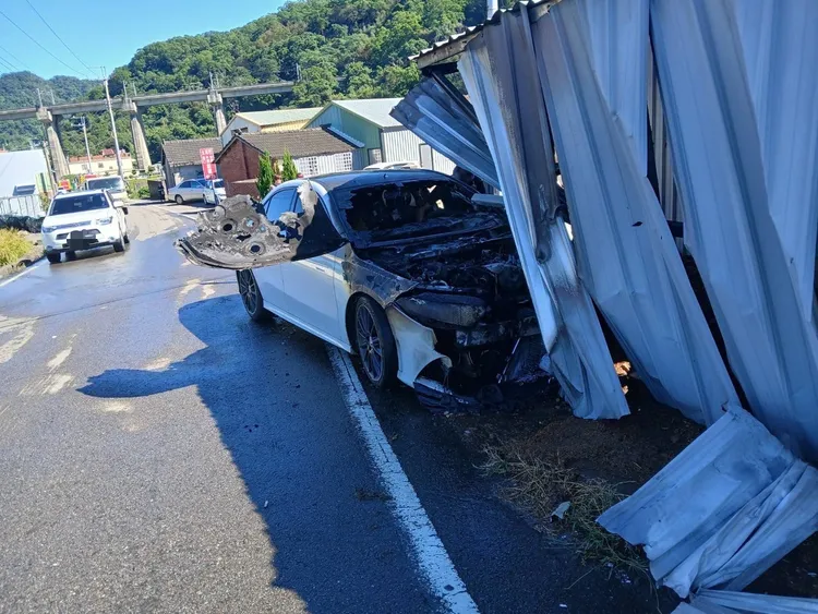 賓士車頭被燒毀。民眾提供