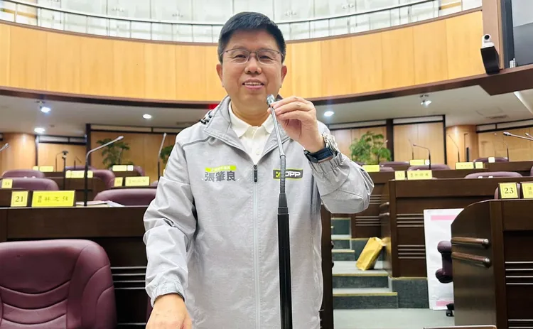 張肇良4年多前擔任市政顧問時以名下公司租用土地搭蓋鐵皮屋，作為店面供超商承租獲利。翻攝張肇良臉書